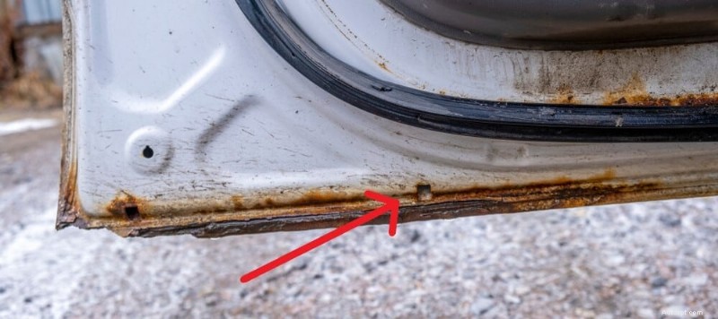 最適な車両メンテナンスのために車のドアのドレン穴を検査する理由と方法 