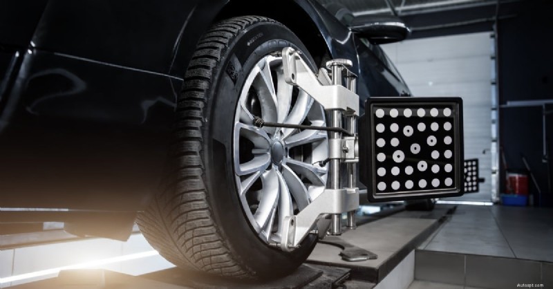 タイヤのローテーションとホイールのアライメント:車両のパフォーマンスを最適化するためにそれぞれのスケジュールをいつ設定するか 