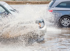 春の安全な運転:濡れた道路を移動するための専門家のヒント 