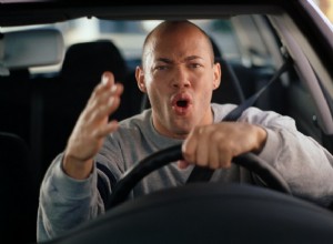 あなたの運転習慣は攻撃的ですか?今すぐ調べてください 