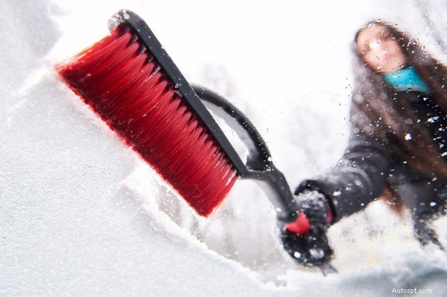 車を雪から安全に取り除くためのステップバイステップガイド 