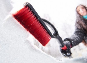 車を雪から安全に取り除くためのステップバイステップガイド 