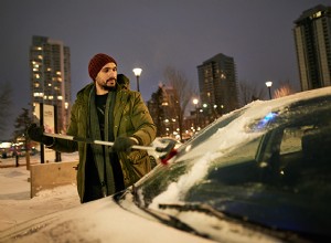 この冬、車の窓の霜を素早く取り除き、車を守る方法 