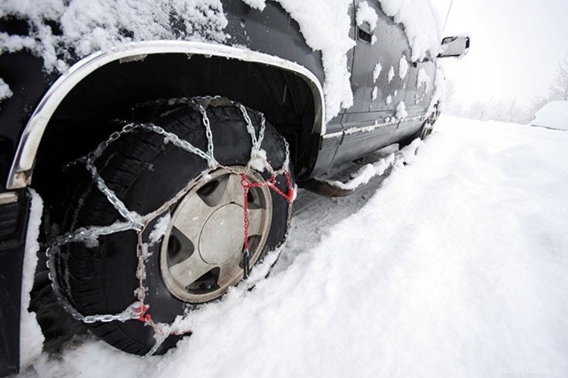 AAA の冬季運転エキスパート ガイド:雪道でも安全を確保 
