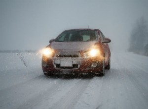 安全で信頼性の高い運転のための必須の冬用タイヤと車の防寒対策のヒント 