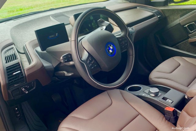 BMW i3s レビュー:感動的なパフォーマンスと路上の贅沢 