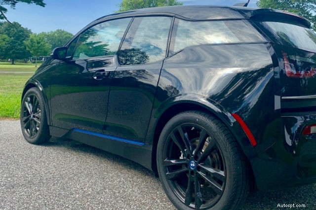 BMW i3s レビュー:感動的なパフォーマンスと路上の贅沢 