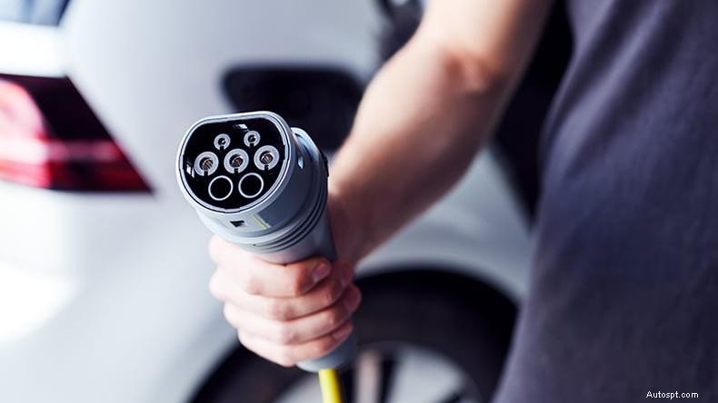 電気自動車充電の究極ガイド:簡単な手順と費用のヒント 