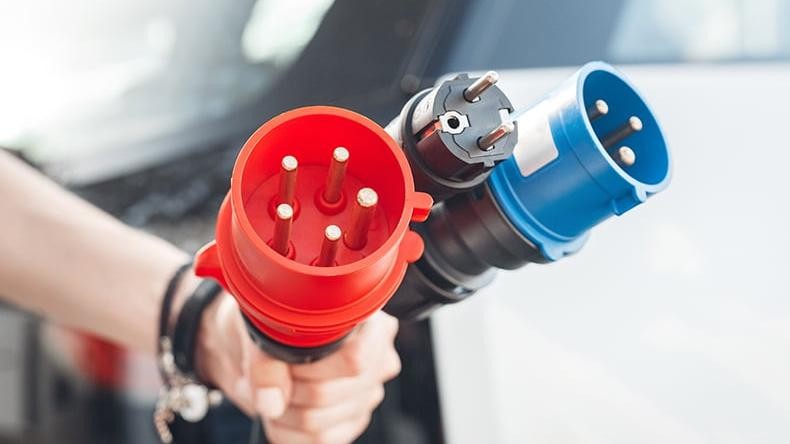 EV 充電器、コネクタ、充電速度に関する究極ガイド 