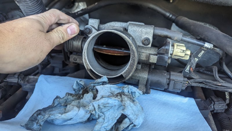 最適なパフォーマンスを得るためにスロットルボディを清掃するためのステップバイステップガイド 