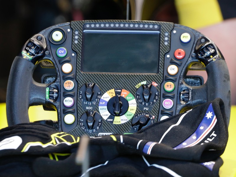 F1 ステアリングホイールの完全ガイド:すべてのボタン、パドル、ノブの説明 
