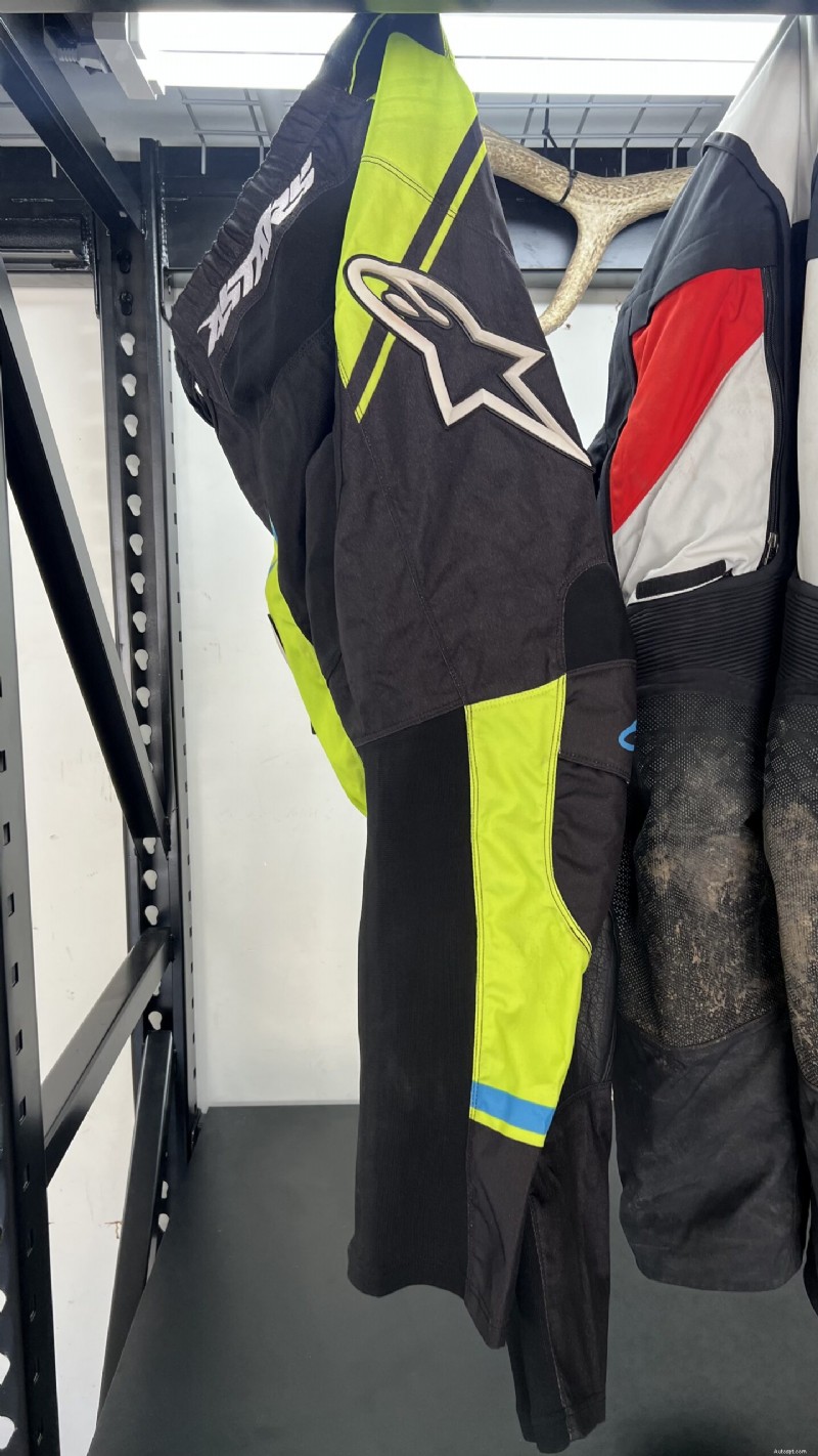 最適なモーターサイクルパンツの選び方:実践的な購入ガイド 