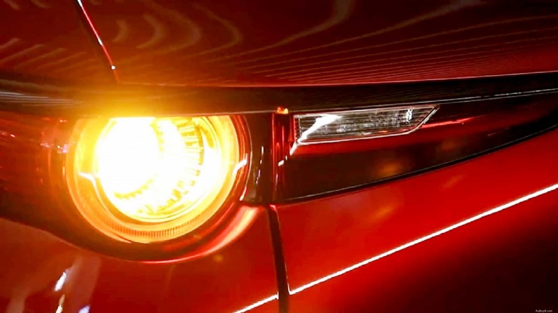 なぜ米国の車両はアンバーではなく赤色の方向指示器を使用するのか:規制上の理由 