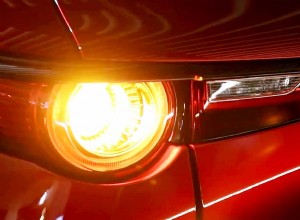 なぜ米国の車両はアンバーではなく赤色の方向指示器を使用するのか:規制上の理由 
