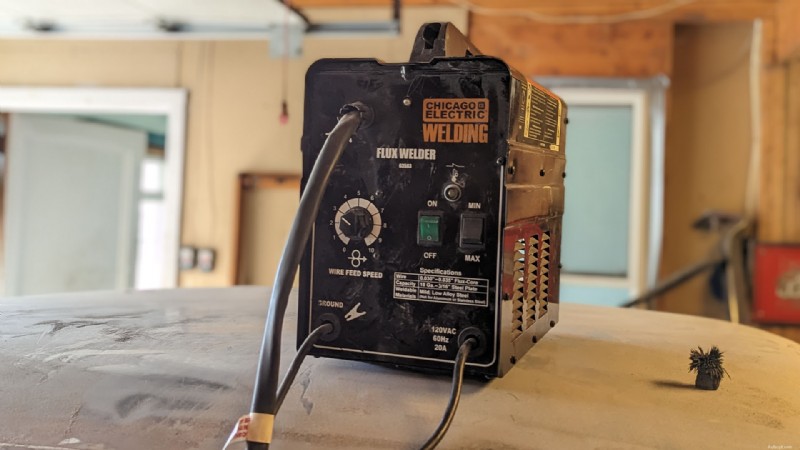 Harbor Freight Chicago 電気フラックスコア溶接機:DIY 溶接機への賢明な投資 