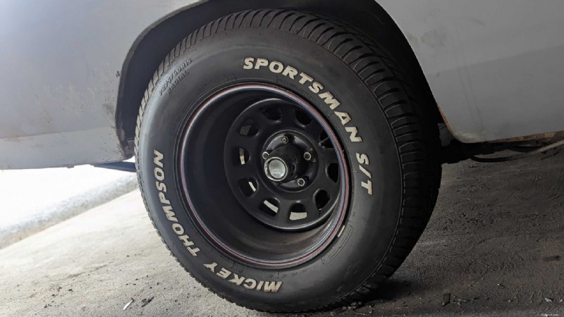 車のタイヤが黒い理由 – 証明された説明 