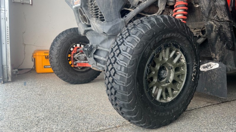 車のタイヤが黒い理由 – 証明された説明 