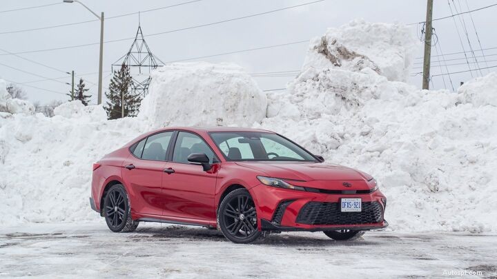 ハイブリッドセダン対決：トヨタ・カムリ、ホンダ・アコード、ヒュンダイ・ソナタを比較 