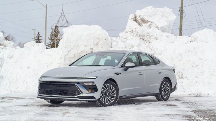 ハイブリッドセダン対決：トヨタ・カムリ、ホンダ・アコード、ヒュンダイ・ソナタを比較 
