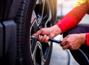 専門家ガイド:安全性、効率性、長寿命のための車のタイヤの空気入れ 