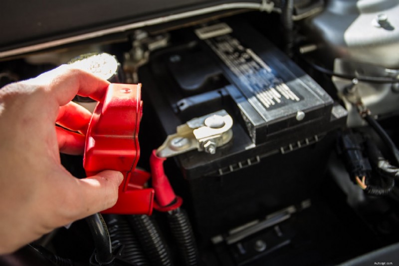 車を長持ちさせるために車の電気部品を掃除する方法 