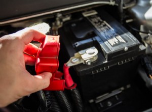 車を長持ちさせるために車の電気部品を掃除する方法 