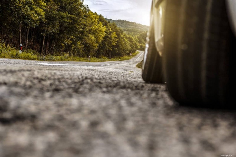 あなたの車に最適なタイヤの選択:包括的なガイド 