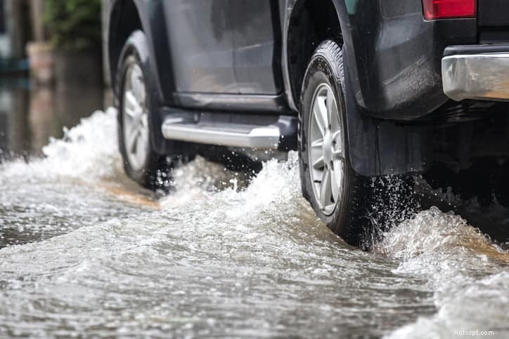 雨漏りの後に車を安全に回復する方法:専門家の手順と修理 