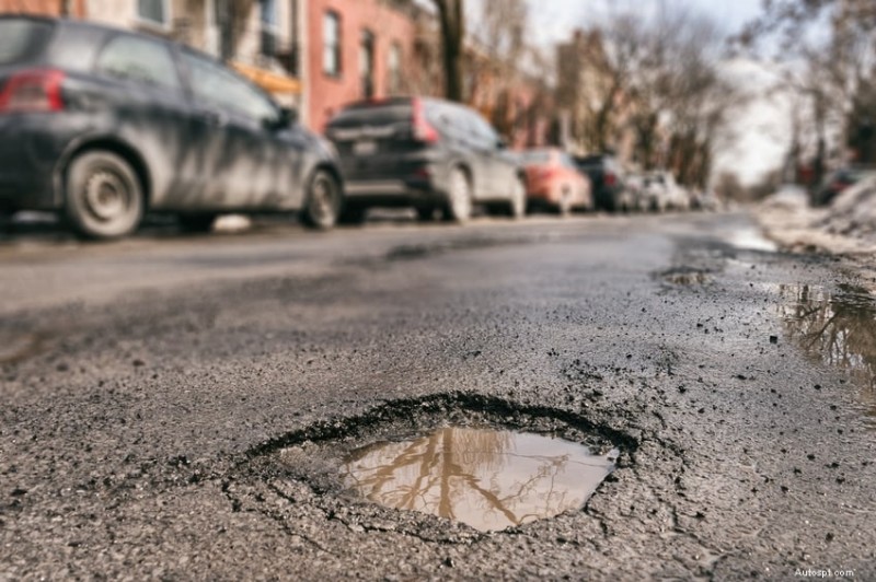 穴ぼこを報告し、車両の損害を請求する:完全な英国交通安全ガイド 