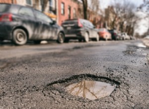 穴ぼこを報告し、車両の損害を請求する:完全な英国交通安全ガイド 
