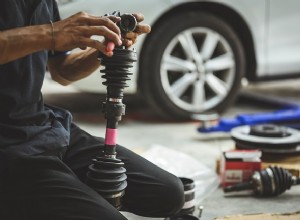 CV ジョイントの欠陥によりトランスミッションが損なわれることはありますか? 