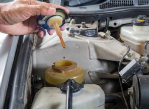パワーステアリング液の漏れを理解する:原因、症状、および簡単な解決策 