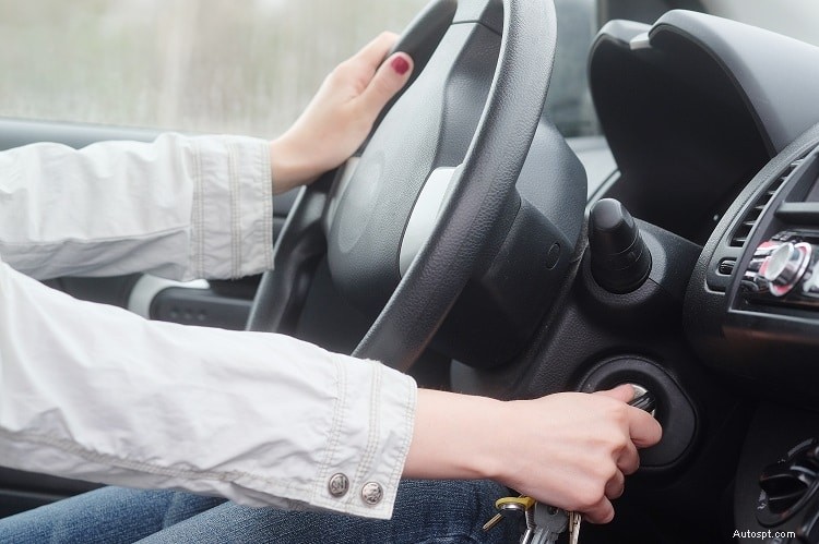 車は始動するのにスターターが回り続けるのはなぜですか?一般的な原因と解決策 