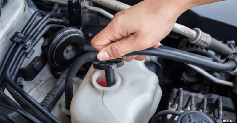 車が水漏れする理由:一般的な原因と簡単な解決策 