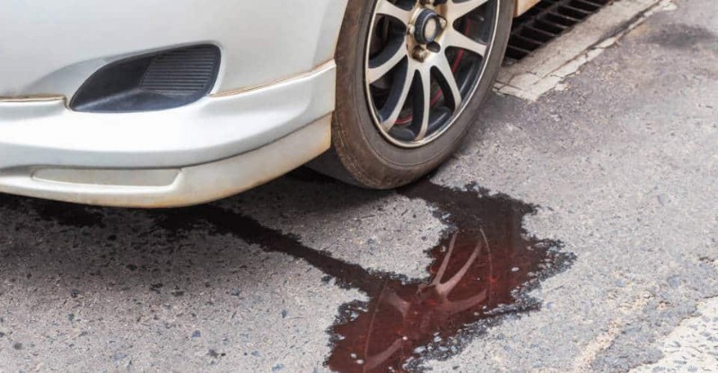 車が水漏れする理由:一般的な原因と簡単な解決策 
