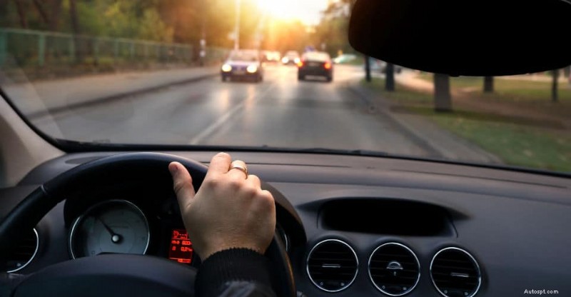 モーターマウントが故障した状態での運転:リスクと簡単な解決策 