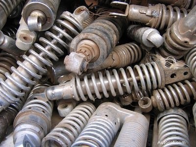 車のショックを交換する時期:主な兆候とパフォーマンス上の利点 