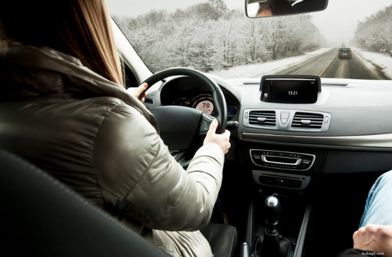 現代の冬の運転:新しい車両技術が安全性と制御をどのように変革するか 